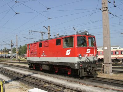 2095.011
2095.11 wartet in St. Pölten-Alpenbahnhof auf noch kommende Aufgaben
Schlüsselwörter: Mariazellerbahn , St. Pölten , 2095