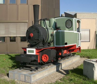 RIIIc 418
Die bei der Baufirma Universale als Baulok eingesetzte Dampflok 418 (ex k.u.k. Heeresbahn RIIIc) war bis 2007 als Firmendenkmal am Universale-Bauhof in Strasshof aufgestellt. Nach Umzug des Bauhofes nach Trumau steht die 418er nun öffentlich zugänglich am neuen Standort an der Verbindungsstraße von Trumau nach Münchendorf.
Schlüsselwörter: RIIIc, Universale, Strasshof