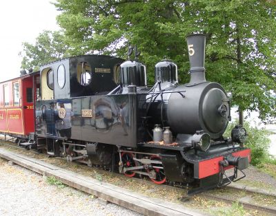 Östra Södermanlands Järnväg
Lok Hamra (O&K-Mallet Bj. 1902) am Hafengleis Mariefred. Zur Ankunft des kohlegefeuerten Dampfers "Mariefred" aus Stockholm fährt die ÖSJ auch auf das Stichgleis zur Anlegestelle.
