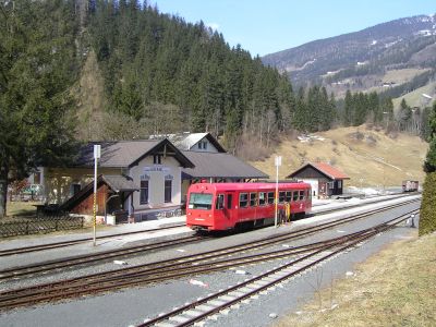 Krimml 2005
5090.008 ist in Krimml angekommen und wird eine Stunde später als 3313 zurück nach Zell am See fahren.
Schlüsselwörter: 5090 , 008