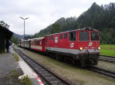 Wegen des niederösterreichischem Almentag wurde der Ybbstaler mit mehr Personenwagen als sonst geführt, doch wegen des schlechten Wetters blieben die Gäste aus ...
Schlüsselwörter: Zell am See , 2095