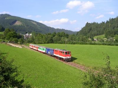 Ybbstaler
2095.010 hat soeben den Bahnhof Lunz am See verlassen und eilt in Richtung Waidhofen Ybbs.
Schlüsselwörter: 2095 , 010 , Lunz am See