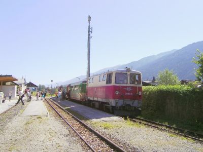 Mittersill
2095.01 hat gerade den kurzen R 3312 von Zell am See nach Mittersill gebracht. Nun können die Fahrgäste in den Anschlussbus nach Krimml umsteigen.
Schlüsselwörter: 2095 , 01