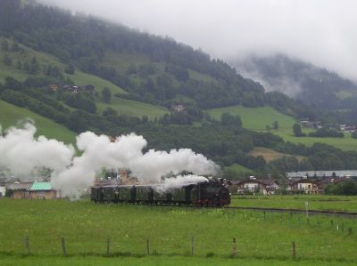 Der Dampfzug bespannt mit der 399.03 hat den Bahnhof Piesendorf verlassen.
Schlüsselwörter: 399 , 03