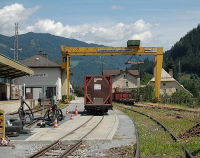 "Güterbahnhof"
Im Vordergrund erkennt man die neue Ölpumpanlage im Bahnhof Unzmarkt. Seit dem diese neue Einrichtung in Betrieb ist kann auf den alten schmalspurigen Pumpwagen verzichtet werden, der immer noch im Bahnhof abgestellt ist.
