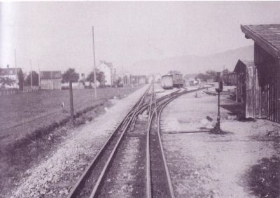 Bregenz Vorkloster
Bahnhof Bregenz-Vorkloster mit Vierschienenweiche am Bahnhofskopf in Richtung Bezau. Aufnahme vermutlich aus den ersten Betriebsjahren. (aus "Die Bregenzerwaldbahn")
Schlüsselwörter: Bregenzerwaldbahn , Vierschienengleis