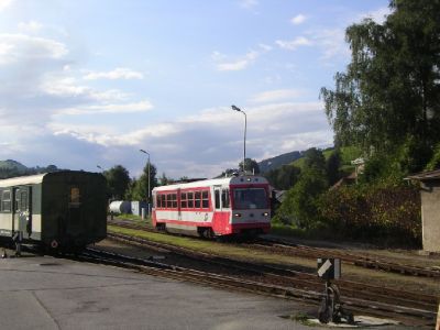 Ein 5090 wartet in Waidhofen darauf bis der Zug aus Richtung Lunz am See den Bahnsteig verlassen hat.
Schlüsselwörter: 5090