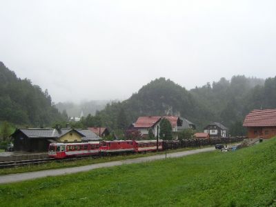 Zugkreuzung zwischen einem 5090 nach Groß Hollenstein und einem Güterzug aus Groß Hollenstein  in Opponitz.
Schlüsselwörter: 5090 , Zugskreuzung