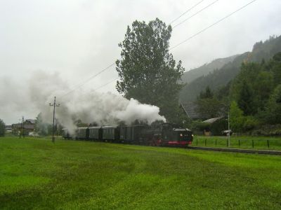 Zellermoos
399.01 mit einem Dampfzug an der Haltestelle Zellermoos.
Schlüsselwörter: 399 , 01