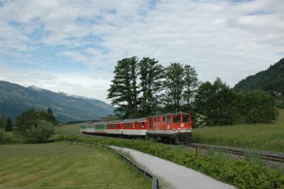 5090.04 erreicht gleich den Kreuzungsbahnhof Bruckberg-Golfplatz. Während der Schulzeit besteht dieser Zug planmäßig aus fünf Wagen.
Schlüsselwörter: 5090 , 004