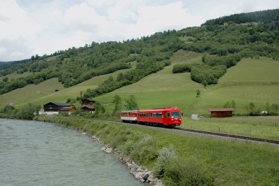 5090 mit rot/weißen Anhänger bei der Haltestelle Jesdorf-Bergfried.
Schlüsselwörter: 5090