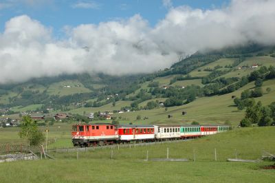 2095.04 kommt mit dem morgendlichen Schülerzug nach Zell am See zurück. Gleich wird der HAltepunkt Piesendorf Bad durchfahren.
Schlüsselwörter: 2095 , 004