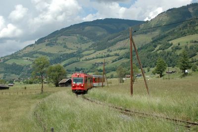 5090.01 schleicht mit einer Höchstgeschwindigkeit von 35 km/h bei Uttendorf-Stubachtal durch die Kurve/das Gras 
Schlüsselwörter: 5090 , 001