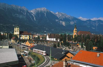 Stb003b_Ausfahrt_Stubaital_Bahnhof_02_09_2005.jpg