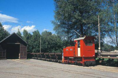 009_Lok_Heidi_Einfahrt_Bf__Kadelberg_mit_Depot_19_08_2006_Foto_H__Rubarth.jpg