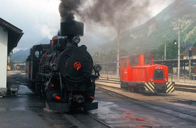 ZB210_JZ_83_und_D12_Bf__Jenbach_07_06_2005.jpg