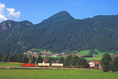 ZB226_D_13_mit_Güterzug_bei_Schlitters_19_08_2005.jpg