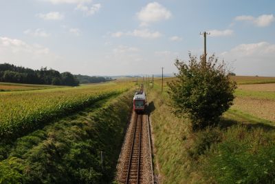 Ein 5090 auf dem Weg nach Mank
Der 5090 hat die Steigung von Ober Grafendorf überwunden und fährt wieder in das Tal nach Rammersdorf.
