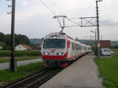 Weinburg
Der 4090.003 im Haltestelle Weinburg bei der Weiterfahrt nach St. Pölten.
Schlüsselwörter: 4090 , 003