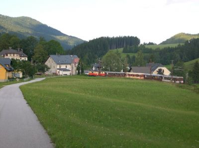 Annaberg
1099.016 mit ihrem Zug bei der Einfahrt vom Bahnhof Annaberg auf dem Weg nach St. Pölten.
Schlüsselwörter: 1099 , 016 , Mariazell