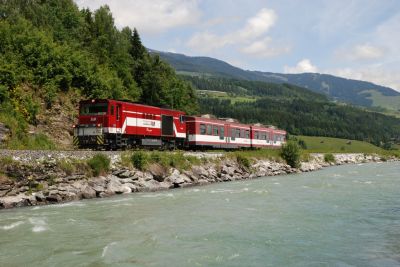 Strecke Hollersbach - Rettenbach
Bei Hollerbach zwängt sich die Pinzgaubahn zwischen die Hangkante und dem Ufer der Salzach.
