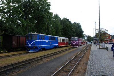 Jindřichův Hradec
Zwei Züg im Bahnhof von Jindřichův Hradec abgestellt. Der Linke Zug wird in wenigen Minuten Jindřichův Hradec in Richtung Obrataň verlassen.
