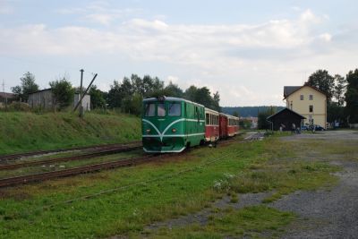 JHMD
Der Abendzug verlässt Nova Bystrice in Richtung Jindřichův Hradec. 
