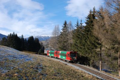 VS 42 geschoben vom VT 33 auf dem weg von Tamsweg nach Unzmarkt kurz vor der Haltestelle Kaindorf.
Schlüsselwörter: STLB , Murtalbahn