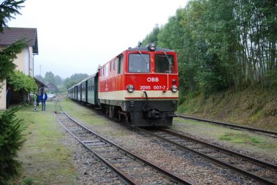 Waldviertler Schmalspurbahnen
Bei schlechtem Wetter wartet die 2095.007 mit dem Personenzug auf die Abfahrt nach Groß Gerungs
