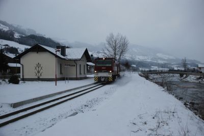 Durch den zum Haltepunkt zurück gebauten Bahnhof vom Mühlbach im Pinzgau durch fährt die Vs 81 mit ihrem Zug gerade den Haltpunkt.
Schlüsselwörter: SLB , PLB , Pinzgaubahn