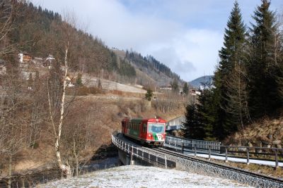 VS 42 geschoben vom VT 33 überfährt die Murbrücke bei Madling.
Schlüsselwörter: STLB , Murtalbahn