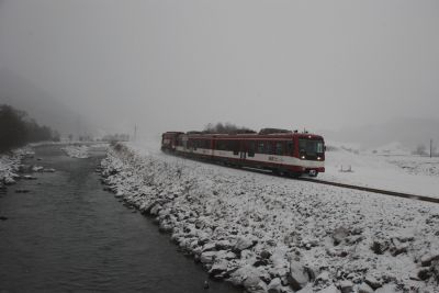 Der Wendezug geschoben von der Vs 82 bei Schneetreiben bei Rettenbach.
Schlüsselwörter: SLB , PLB , Pinzgaubahn