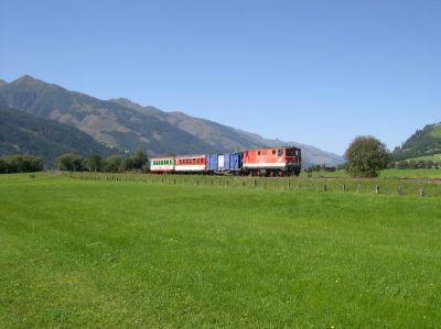 2095.004 auf dem Weg nach Zell am See mit ihrem Zug.
Schlüsselwörter: 2095 , 004