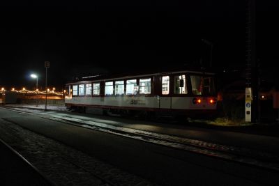 VTs 14 bei Nacht
Der VTs 14 steht gerade im Bahnhof von Mittersill und fährt später wieder zurück nach Zell am See Lokalbahnhof.
Schlüsselwörter: Pinzgaubahn , Lokalbahn , PLB , SLB , VT , 14 , VTs , 5090