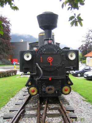 Die ausgemusterte Lok Nr. 1 der Zillertalbahn steht jetzt am Jenbacher Museum
Schlüsselwörter: Museumslok