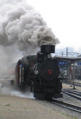 Zug Nr. 211 der Zillertalbahn mit Lok Nr. 4 verlässt mit Volldampf Jenbach 
