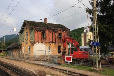 Bahnhofabriss Loich #2
Hauptgebäude des Bahnhofs Loich kurz nach Beginn der Abrissarbeiten.
Schlüsselwörter: Loich, Abriss, Mariazeller Bahn