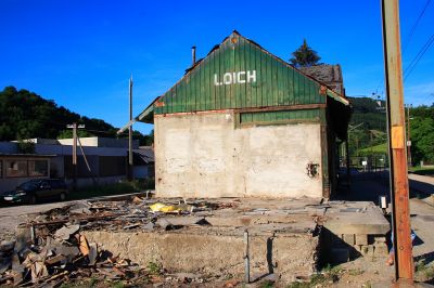 Bahnhofabriss Loich #7
Hier zu sehen der zentrale Teil des teilweise abgerissenen Bahnhofs Loich von der Westseite. Auf dem Sockel im Vordergrund stand bis zum morgen des Aufnahmetages noch ein Holzschuppen.
Schlüsselwörter: Loich, Abriss, Mariazeller Bahn