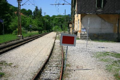 Bahnhof Loich
Eine Aufnahme des Bahnhofs Loich aus Richtung Kirchberg sehend. Das Ausweichgleis ist gesperrt. Der Grund dafür ist mir bislang unbekannt.
Schlüsselwörter: Loich