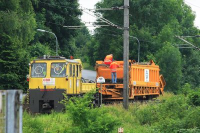 Arbeiten auf der Alm
direkt hinter der Ausfahrt des Alpenbahnhofs wurde nach starken Regenfällen Schotter und Schlamm abgeladen. Das Zugfahrzeug ist 99 819120 523-1
Schlüsselwörter: Mariazellerbahn , Regen , Flut , Alpenbahnhof , Alm , 99819120