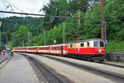 1099.016 in Laubenbachmühle
die 1099.016 fährt gerade auf ihrer letzten Tour an diesem Tage in Laubenbachmühle ein.
Schlüsselwörter: Mariazellerbahn , Laubenbachmühle , 016