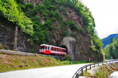 Ausfahrt aus dem Natterstunnel
der 5090.015 fährt aus dem Natterstunnel gen Frankenfels. nicht im Bild zu sehen ist der angekuppelte 5090.007
Schlüsselwörter: Mariazellerbahn , Natterstunnel , 015 , 5090