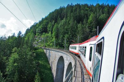 4090 auf dem Saugraben
der 4090.003 überfährt soeben mit seiner Garnitur den Saugraben.
Schlüsselwörter: Mariazellerbahn , Saugraben , Saugrabenviadukt , 4090 , 003