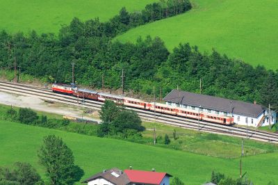 1099.014 in Laubenbachmühle
die 1099.014 steht nach getanem Tagwerk in Laubenbachmühle. Beachtlich, daß die Zuggarnitur mit zwei BD bestückt ist. Das Bild entstand auf dem Weg (zu Fuß) von Winterbach nach Laubenbachmühle.
Schlüsselwörter: Mariazellerbahn , Laubenbachmühle , 014 , 1099