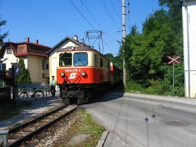 1099.010-9 in Kirchberg/Pielach
Die 1099.010-9 bei der Einfahrt in den Bahnhof von Kirchberg a.d. Pielach. Links sieht man den "Schrankenwärter".
Schlüsselwörter: 1099 , 010 , Kirchberg