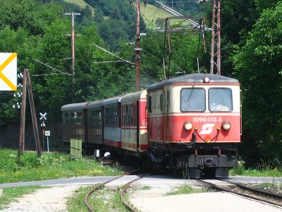 1099.013-3 in Loich
Die 1099.013-3 bei der Einfahrt in den Bahnhof von Loich.
Schlüsselwörter: 1099 , 013 , Loich