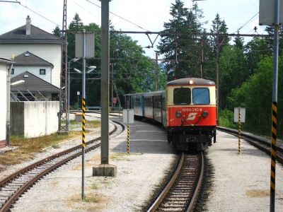 1099.010-9 in Gösing
Die 1099.010-9 in Gösing. Angehängt ist der "Tohuwabunti". Der Zug fuhr morgens als Ötscherbär nach Mariazell und ist hier auf dem Rückweg.
Schlüsselwörter: 1099 , 1099 , 010 , Tohuwabunti , Gösing