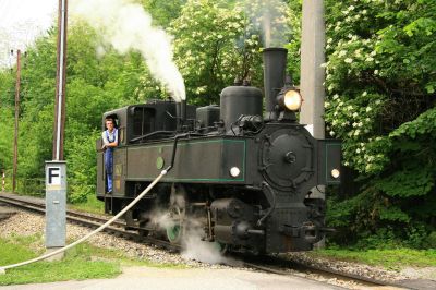 Die Bh.1 beim Wasserfassen
Die Bh.1 in Kirchberg anläßlich des Schmalspurfestivals beim Wasserfassn vom Hydranten an der Nordausfahrt des Bahnhofs.
Schlüsselwörter: Bh.1 , Schmalspurfestival , Pfingsten