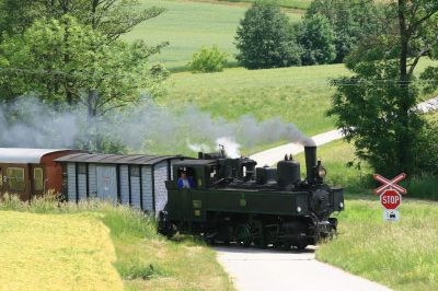 die Bh.1 auf der Krumpen kurz vor Mank
Sonderfahrt anläßlich des Schmalspurfestivals zu Pfingsten.
Schlüsselwörter: Bh.1 , Schmalspurfestival , Pfingsten , Krumpe