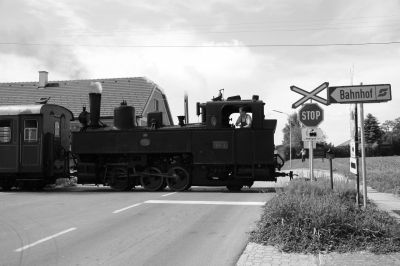 Die Bh.1 auf ihrem Rückweg nach Ober-Grafendorf
Sonderfahrt anläßlich des Schmalspurfestivals zu Pfingsten.
Schlüsselwörter: Bh.1 , Schmalspurfestival , Pfingsten , Krumpe